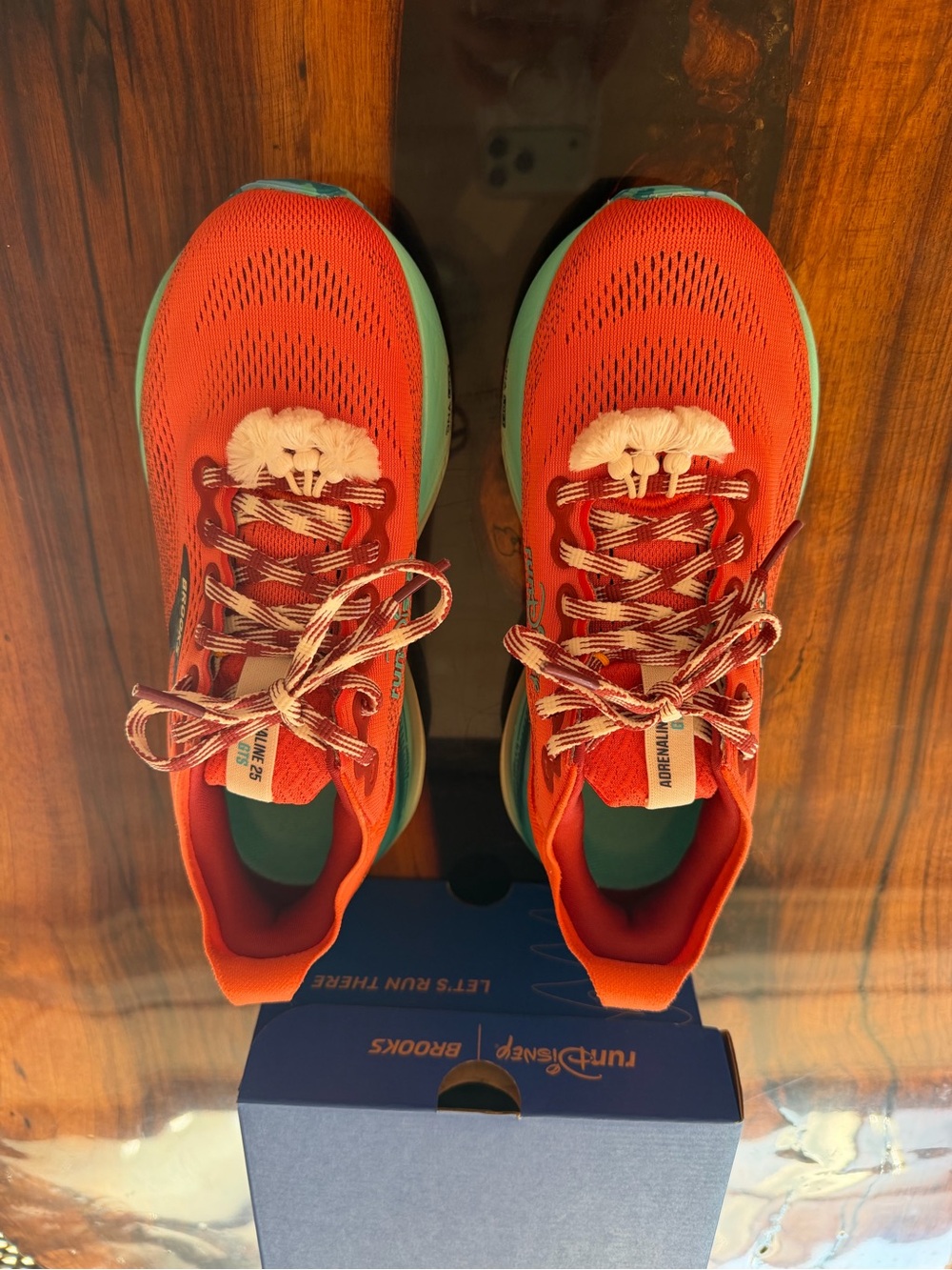 Brooks Women’s 7.5 Moana RunDisney collab like new worn once Running shoes - Picture 9 of 9